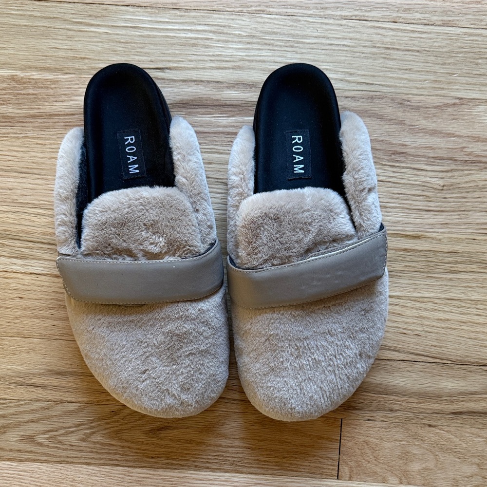 ROAM Plush Slippers in Beige size 9